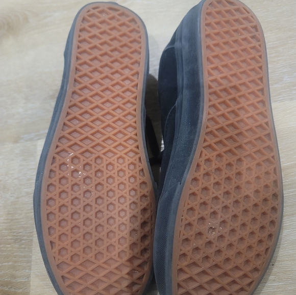 VANS - Picture 3 of 4